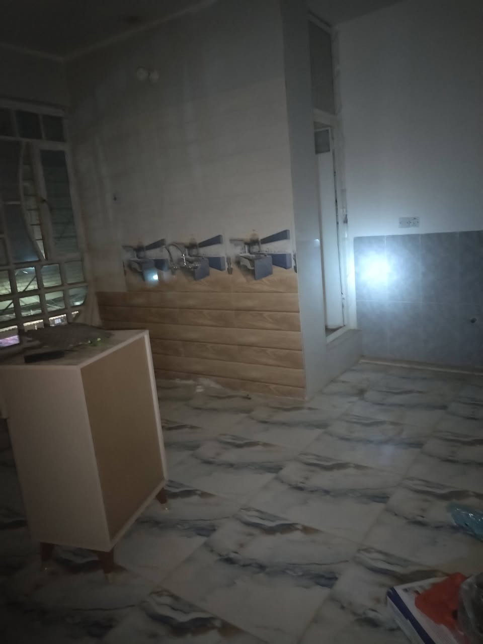 السلام عليكم
شقة نظيفة مامشغولة طابق اول مستقلة مساحتها ٧٥م
بيها غرفة كبيرة٤×٦،٥
صالة مفتوحة تشمل مطبخ حمام ،بيتونة وسطح نظيف المراجعة معي
رهنية ٦ملاين
ايجار ١٥٠الف
***********
شارع ابو هاتو قرب الجامع ركن مقابل ماء ارو
