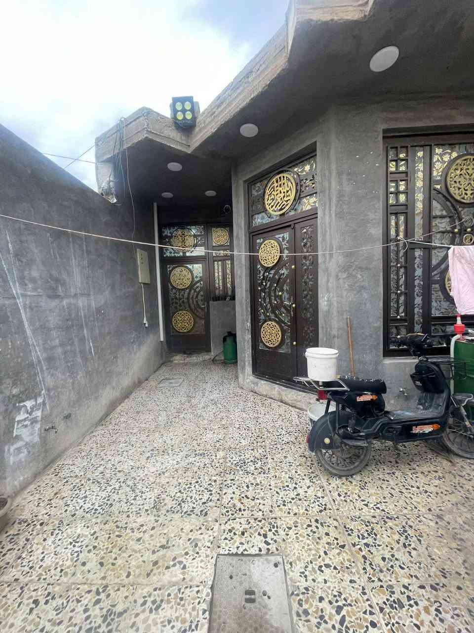 يا لله) سلام عليكم الدار للبيع في الجيغيفي الثانيه خلف صيدلية الفضي
المساحه الكليه للدار 144 متر ☑️جنس العقار طابو زراعي سند 25☑️
الواجهة 6 ونزال 24 ☑️
يتكون الدار من غرفه نوم صاله حمام مطبخ ☑️
ستقبال كراج 🅿
صحيات الدار زنجيل على شارعين شارع الدار 10 متر ☑️
❗دار نضيف فقط نقص الواجهة والبيتونه ☑️
*********** جمال البدراني 📞
العز للعقار والمقاولات العامه ☑️
