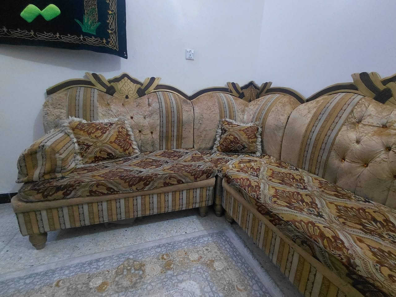 ديوان ١٤ نفر مستعمل ثقيل للبيع بغداد حي النور قريب ع الكاظميه *********** السعر ٢٠٠ وبي مجال
