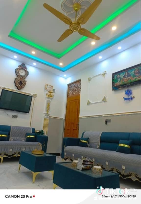 سلام عليكم بيت حديث للبيع مساحه 144متر ثلاث طوابق يحتوي على حوش واستقبال وصاله و7غرف نوم و4حمامات مشتركه ومنور ومطبخ حار وبارد ومنضومه انترنت ومنضومه كاميرات للبيع في مدينه لصدر قطاع 32فرع لعريض عرض لفرع 11متر مقابل مدرسه قرب حسينيه حجي صاحب الاستفسار (((((***********)))))
