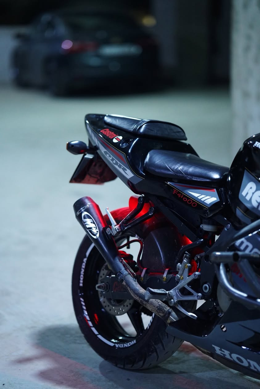 سلام عليكم رمضان 🌙 مبارك عليكم 
نوعيه/ افوراي f4i
موديل/2004
الموقع/موصل رشيدية
بدون اوراق الدراجه معروفه ما يحتاج
كفالة عامه 🏍️ من تايه على تايه 
مكينه وا كير شرط خير من الله 
الدراجه كدام عينك 
تجي اتشوفها يدا اكو اختلاف بل كلام تاخذها بلاش 
تيرات جديد
دسكات جديد 
نشرات خفيه تحكم على تلفون 
جامرغ الخلفي (كاربون فايبر ) 
صالنصه(m4)
يدات رياضي (ذهبي)
دهن (MOTUL)🏍️(موتول)
فيت بام جديد (هوندا )
بلكات(ngk)
حماوه (82)
نوزلات انضاف لأن بانزين (محسن )
الدراجه خير من الله و ازيد هم
اقرا المنشور و خابرني و تدلل
الرقم تلفون⬇️
***********
***********
اثنينهم بيهم واتساب
