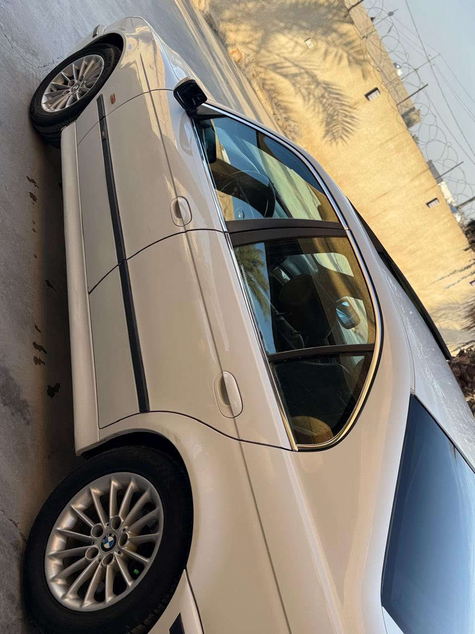 السلام عليكم...
للبيع BMW 
موديل 1998
لون ابيض 
رقم بغداد جديد هزه جديده 
فتحه سقف طكتين شاشه وكامره خلفيه 
خزن ميموري كراسي كهرباء 
عدسات اللايت الامامي زنون + متحركه 
السياره مال جناي مكفوله من الضربه  وجديده جداً 
مكينه حاويه جديده 
شرط التحويل بأسم المشتري 

السعر ب96 وبيهة مجال 

***********
