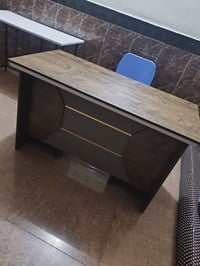 ميز مكتبي نضيف قياس120سم × 60سم ما صارلي شهر من جبته سعر 80 وبي مجال ك...
