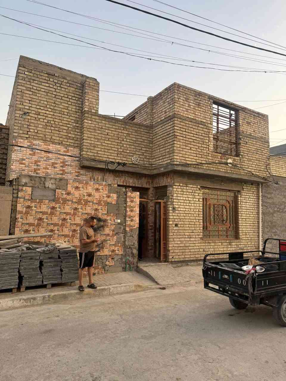 بيت 75 ماتور مربع الواجهه 10 والنزال سبعه ونص البيت عالي عن الشارع ارتفاعه من جوه 340 صافي بظهر شارع 20 شارع الطاقه فرع مال مولده البيت بناء حديث غرفتي النوم فوق هيكل ما كاملات وغرفه جوه وصاله واستقبال رقم الهاتف ***********تصل
