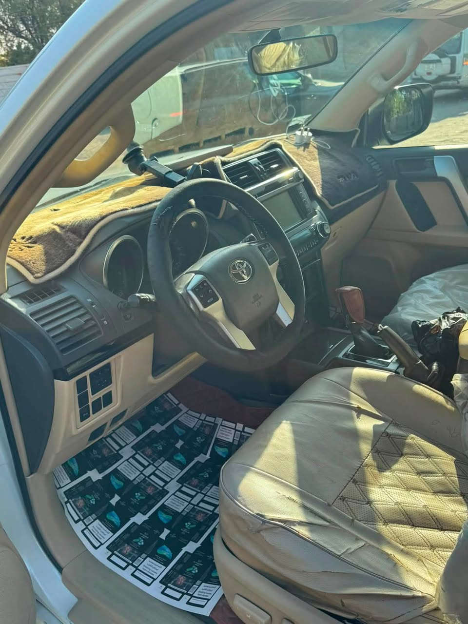 السلام عليكم
برادو ٢٠١٧ مكفول عدا الدعاميه الاماميه مصبوغه وبيها طخه في الجنطه بدون تصليح فئه TXLلون ابيض كويتي دبل تانكي فتحه هوك خلفي ماشيه ١٥٠ الف رقم اربيل باسمي سيارة خير من الله بالعافيه عل الي ياخذها مقدما سعرها 36000$ وبيها مجال
للاستفسار الاتصال عل الرقم التاليه 
***********
***********
عنواني/ بغداد الزعفرانية
