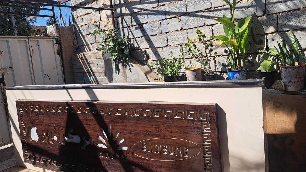 سلام عليكم.  ميز مال محل موبيلات طوله تقريبا ٣ ونص بي ٣ خانات جراراته نضيفه كلش هوه الميز نضيف ان دي اف الأصلي ٥ نفرات يله ينشال  ***********
