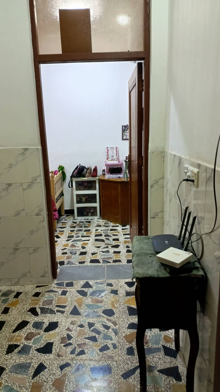 سلام عليكم بيت طابو زراعي. نهايت لأربع شوارع قرب جامع الكيلاني 60متر الواجه 6 وال نزال 10قاطين بناء درجه اولى. كاشي قاطين ماء كهرباء تبليط. شوارع 10  زراعي ابو ريسان فرع 7 للاستفسار الاتصال على الرقم ***********
