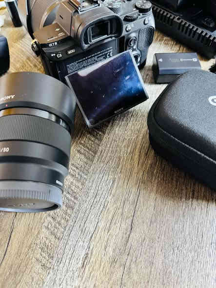 كامرة سوني a73 الغنية عن التعريف ذو اطار كامل بدقة 24 ميغا بكسل . خصائص فيديو 4kUHD 30p بدقة s log3
_____
عدسة ٥٠- ١.٢ فول hd
وعدسة ٢٨-٧٠ المميزة
فلاش كامرة TT520 من شركة كودكس
سماعة من شركة كودكس واللاقطة
جنطة ضهر ممتازة 
فلاش لد -واضائتين ممتازه 
اداوات تنضيف مجانية للكامرة والعدسات 
مع ٢ ستاند 
نضيفة جدا 👆🏼

السعر 2,500
***********
