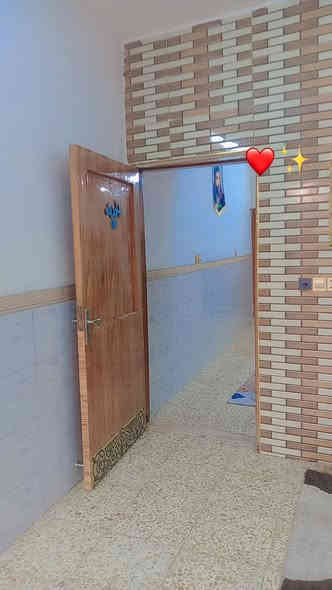 للبيع بيت تجاوز مساحه ه٧ مشمول بتمليك عنوان بغداد كمالية شارع البداله عرض اشارع ١٥ متر +شوارع المنطقه كلهه تبليط يحتوي استقبال صاله + مطبخ حار غرفت نوم ارضيه اطابق اثاني يحتوي علا صاله وغرفت نوم  بيت جاهز بناء جديد كل نقص مابي كهربائيات البيت فول أتري فيز خطين مي صحياته حمام داخلي وتواليت خارجي اطابق الرضي صب وطابق اثاني سندويش  اطابق الرضي كاشي موزئيك  اطابق اثاني بورسلين اسعر ٤٠ وبي مجال  ***********
