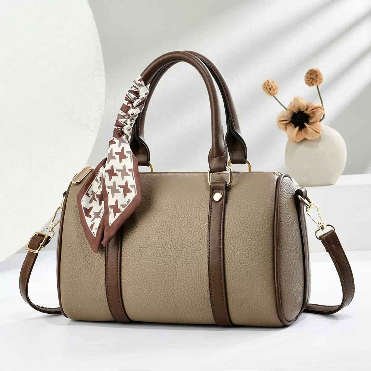 حقيبة جلد سوبر كواليتي عالي ✨️
 (حجم كبير) بنقشة مميزة وتفاصيل ذهبية راقية،
​الملحقات: حزام كتف طويل + 
​للطلب والاستفسار: مراسلتنا عبر الخاص 📥
أو واتساب: [ ***********] 📞
​توجد خدمة توصيل لجميع المحافظات 🚚
العنوان // كربلاء شارع النهر قريبا 
#viralvideo #لايكات #محمود_الجبلي #كربلاء #كربلاء_مدينة_العشق_والعاشقين
