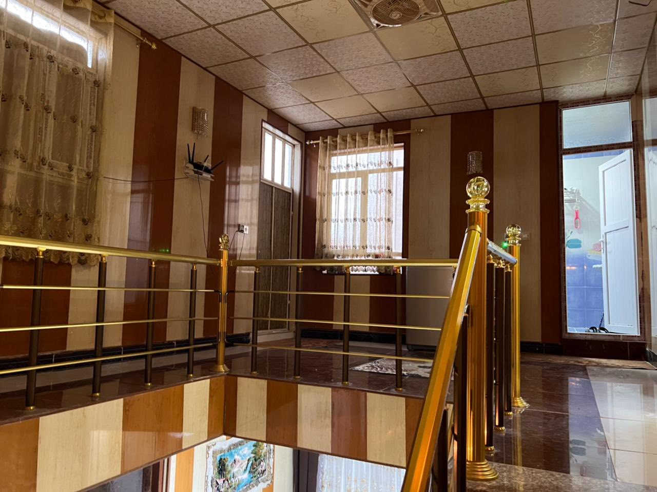 اسلام عليكم بيت مساحه 200 في المربعه شارع 2000 بيت كامل مكمل يتكون من مطبخ حار + بارد + غرفه خطار و موزع و 4 غرف نوم وحمام فوك و جوه وكراج ومجموعه صحيات في الكراج 
للأستفسار …. ***********
