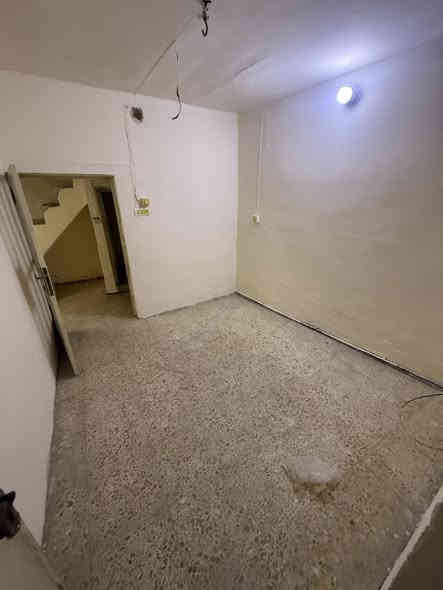 السلام عليكم 
مشتمل الايجار 
محتوياتة / طرمة صغيرة + صالة + مطبخ + ملحقات منفصلة 
غرفة نوم طابق اول + غرفة نوم طابق ثاني 
الموقع تقاطع العيادة نهاية الشارع بتجاه شارع الدور العريض 
الايجار 400 قفل 

للستفسار ***********
