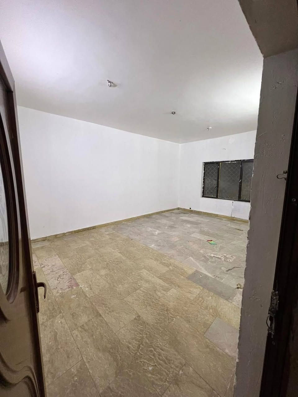 للأيجار مشتمل طابق ارضي معزول عزل تام في #السيديه 📍
مساحه 300 متر ✅

يحتوي على 2 نوم وصاله وهول حولي ومطبخ وخدمات عدد 3
وحديقه كبيره وكراج كبير ايضا *️⃣

الموقع السيديه الضباط 📍

الأيجار 900 الف قفل 🔒 
_______________________________________
للأستفسار اكثر تفضلو بزياره مكتب الطائي للعقار 💎
السيديه شارع المركز عماره شركه السراب للمطابخ ✔️

او الأستفسار ع الارقام ادناه 📞↘️↘️ (متوفر واتساب )📌🔛
***********
