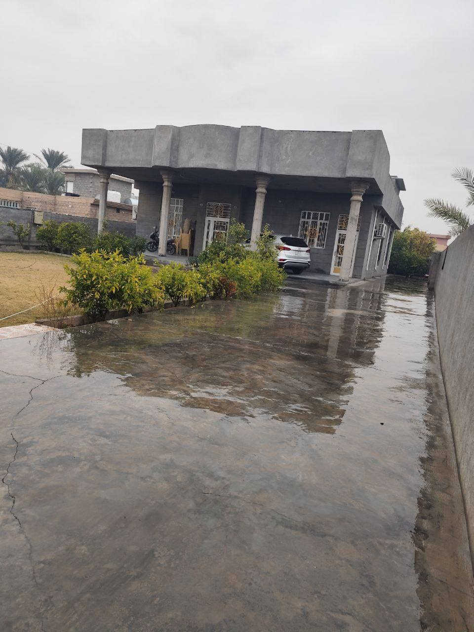 السلام عليكم بيت للبيع بناء حديث مساحه الكليه 1000 متر طابو زراعي 3غرف نوم استقبال مطبخ داخلي وخارجي حمام داخلي وخارجي حديقه اماميه وخلفيه العنون الشهابي اطرف الفلوجه قرب معمل سمنت ومجمع الماسه خدمات ماء كهرباء مولد مدرسه مركز صحي السعر وتفاصيل اكثر ***********
