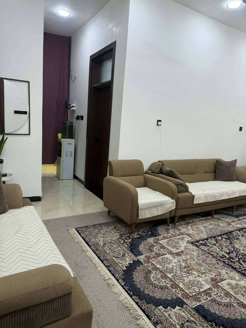 بيت للبيع بمساحة 130 متر سند 25 اقرار محكمه طابق واحد يتكون من غرفتين نوم وصاله واستقبال ومطبخ وصحيات العنوان كربلاء طريق السيدة زينب قرب عمود 77 يبعد عن الشارع الرئيسي 700 متر السعر 115 مع المجال للاستفسار اتصال *********** _ ***********
