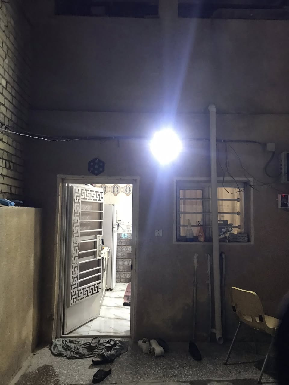 السلام عليكم دار للبيع مساحته ١٠٠م طابو صرف واجهه ١٠ نزال ١٠ م في المعوقين  شارع الوازات يحتوي على كراج استقبال مطبخ صاله غرفة نوم خدمات داخليه وخارجيه السعر ٨٠مليون بي مجال المراجعه مع مكتب دلالية ابو فراس العتابي *********** وابو محمد الشمري ***********🌹🌹🌹🌹
