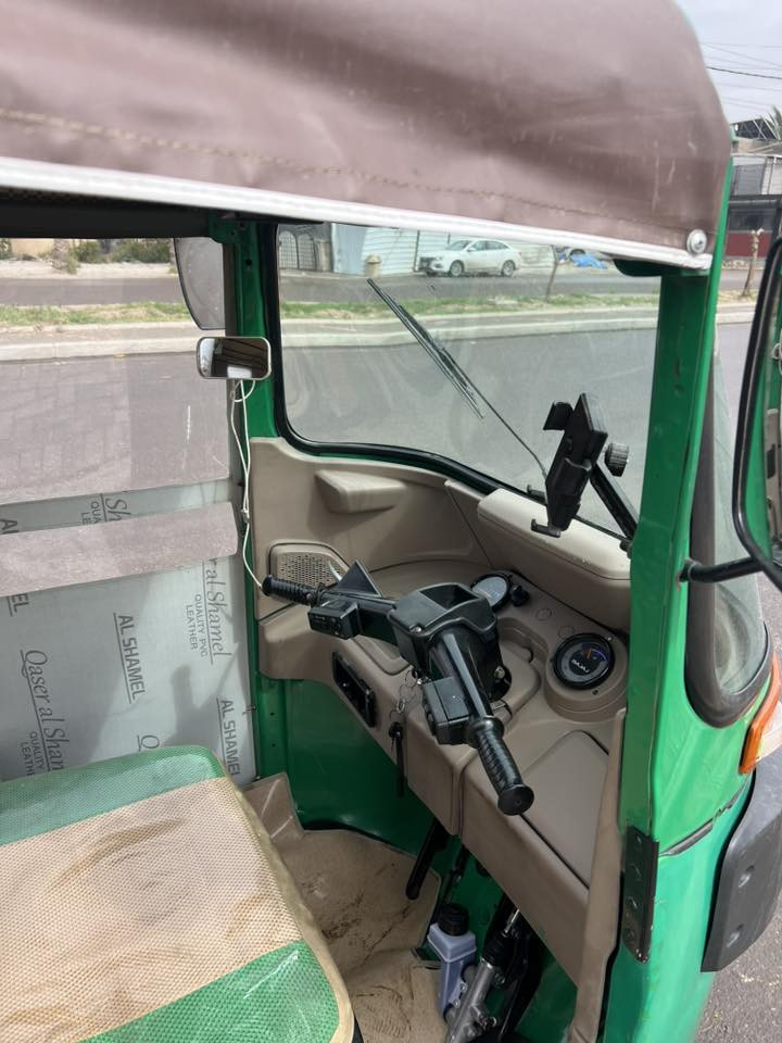 السلام عليكم 
تكتك موديل 2022 رقم وسنويه 
مكينه مكفوله   جادر جديد تخم تاير جدد 
الكشر مثل ما بصوره بيعه ضربتين  بصفاح معمر ومصبوغ 
وبيه لغد معمر ومصبوغ 
 السعر 8.250 بيه مجال بسيط حك الجية 
مكاني بغداد البياع تقاطع درويش 
هاذ رقمي بي واتساب 
***********
