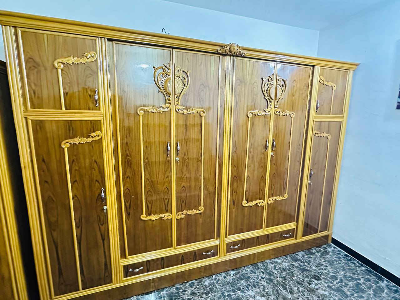 غرفه اخشاب ست ابواب للبيع *********** السعر مليون و200غرفه صاج داخل وخارج الضهر جرجوبه زاوية كنتوريه موديل زان دنك زان العنوان بغداد وكو توصيل متواجد وتساب
