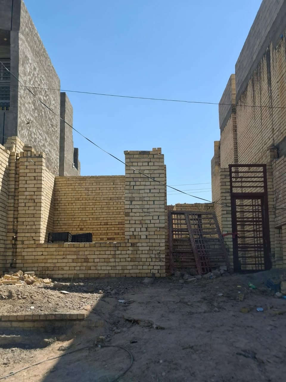 السلام عليكم هيكل غير مسقف للبيع 
طابو مساحة 143 البناء
استقبال معزول+ مطبخ + غرفتين نوم +حمام 
المكان خلف الكفيل مكان كلش مرتب والبيت كذلك مرتب وتفصال  ححلو تكدر تسحب علية قرض الاسكان 
السعر 80 وبي مجال للشراي 
الاتصال علئ الرقم ***********
