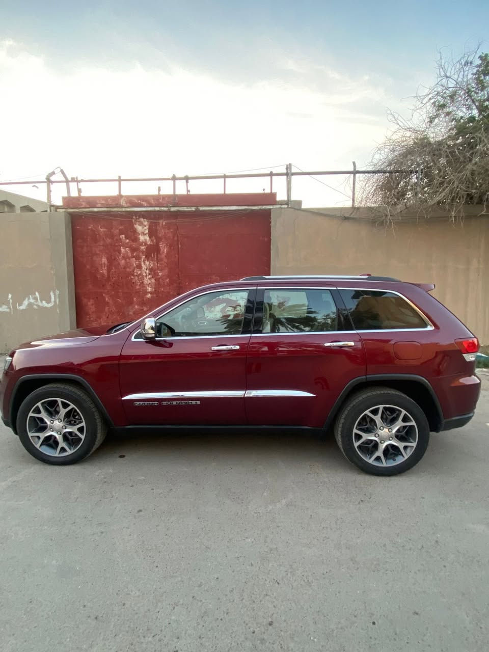 سلام عليكم جيب 2020 لمتد ابلاص خليجي فول للاخير مكفوله من الصبغ عارضها 270 ورقه اوبيها مجال بسيط السياره احله من الصور جديده او بلعافيه عليا خذها مكاني بغداد وهذه رقمي ***********
