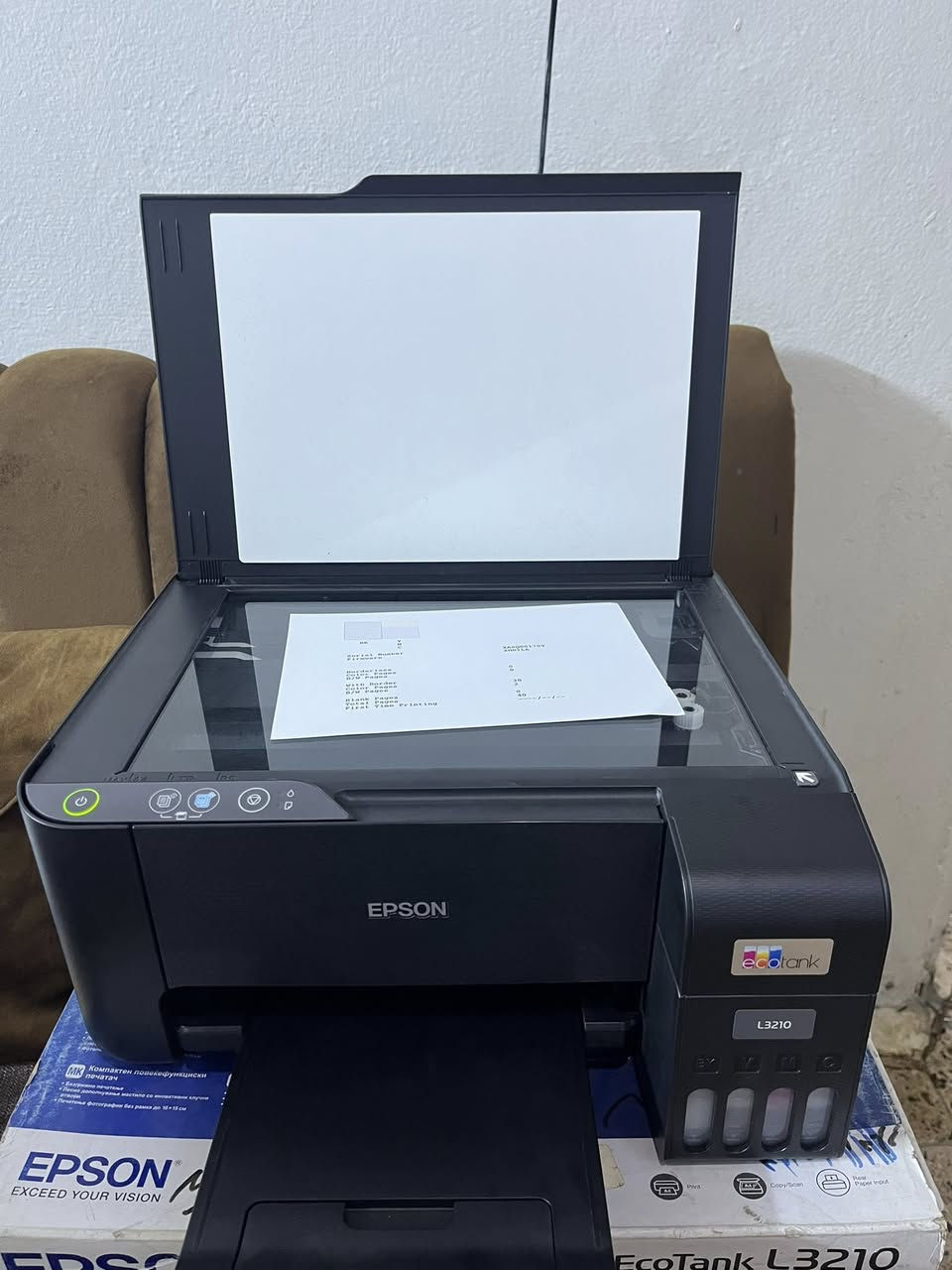 السلام عليكم طابعه ايبسون L3210 حقن خارجي اسكنر استنساخ ملون واسود وابيض سحب صور بدقه عاليه الطابعه جديد بلكارتون عدادها 40 ورقه بعدها جديده الطابعه ملحقاتها كارتون وقرص تعريف وكتلوكات الطابعه سعرها 150 الف شراي اتصل  ***********
