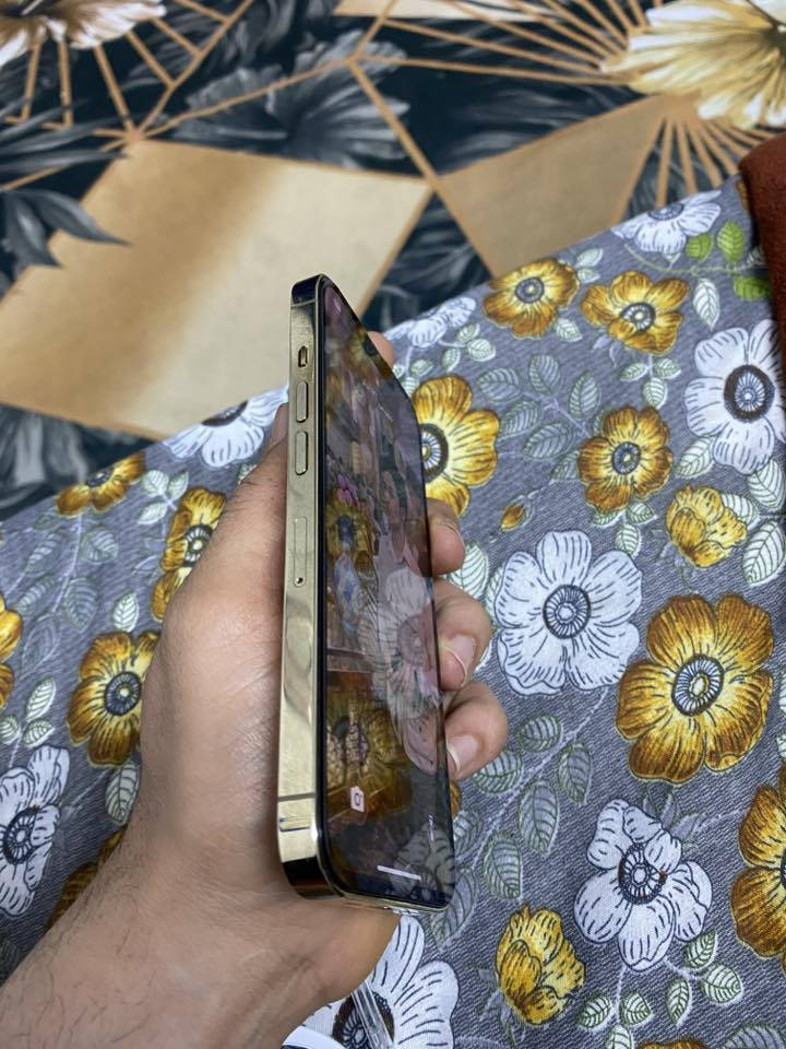 سلام عليكم ايفون 13 برو فقط جهاز نضيف مثل ما موضح بل صوره بطارية 100 صلي من ابل جهاز كارتونه وياي مطابقه جهاز كلش نضيف وهاذ رقمي *********** مكاني بغداد السعر 500 وبي مجال
