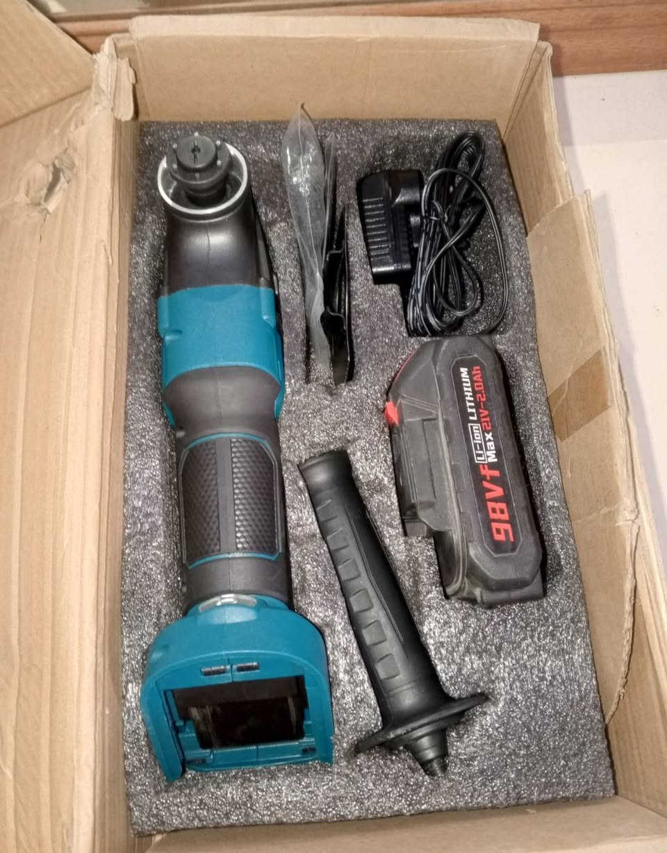 للبيع كوسره هزاز جديده غير مستخده
تجي وياهه 3اقراص 
وشاحنه 
نقص فقط بطاريه 
سعره 15الف يوجد توصيل لكل العراق للتواصل 
***********

