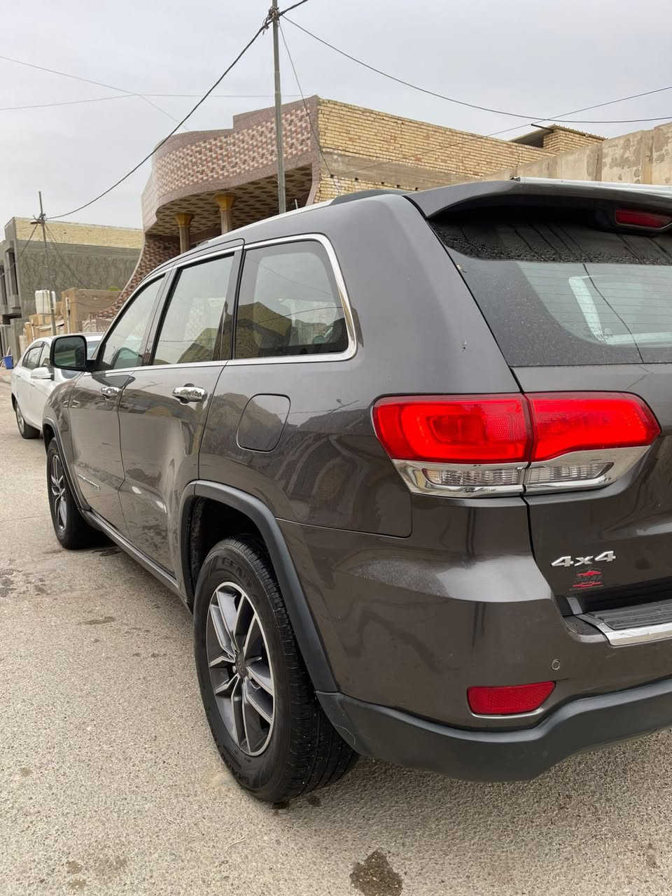 السلام عليكم 
جيب كراند شيروكي 2019 لمتدد فول مواصفات
السيارة وارد امريكي ضربتها مثل ما موضح كدامكم بلصور
المواصفات:
شاشه جبيره 
رادارات
جنطه كهرباء 
فتحه سقف 
تدفئة تبريد بلكشنات وبيها هواي مواصفات 
رقم بغداد تحويل ثاني يوم
وصورة السونار موجوده بلمنشور
السعر:225$
عنوان السياره واسط كوت
للاستفسار الاتصال:***********
