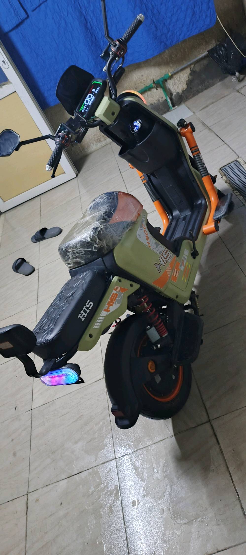السلام عليكم
دراجه 900H
للبيع فقط 
مواصفات 
خمس بطاريات 32امبير HIS 
العقل رياضي 
ممشاه 5000
الملف 2000wرياضي 
بركاته دسك هايدروليك 
ثلاث انضمت تشغيل
 سويجين 
تايرات جدد
الدراجه اي نقص ما بيه والبطاريات كرافين G1 
السعر525وبيه مجال واتساب ***********