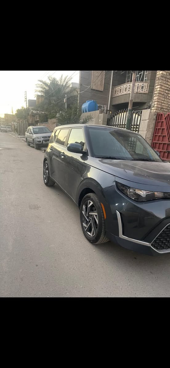 السلام عليكم 
كيا صول ٢٠٢٣ وارد امريكي بدون رقم فحص مؤقت بغداد حادثها بنيد  و ايرباك ستيرن فقط ماشيه ٧٢ ميل السياره نص فول السعر ١٤٠ وبيهه مجال للشراي العنوان بغداد المشتل 
للاستفسار الاتصال ع الرقم ***********
