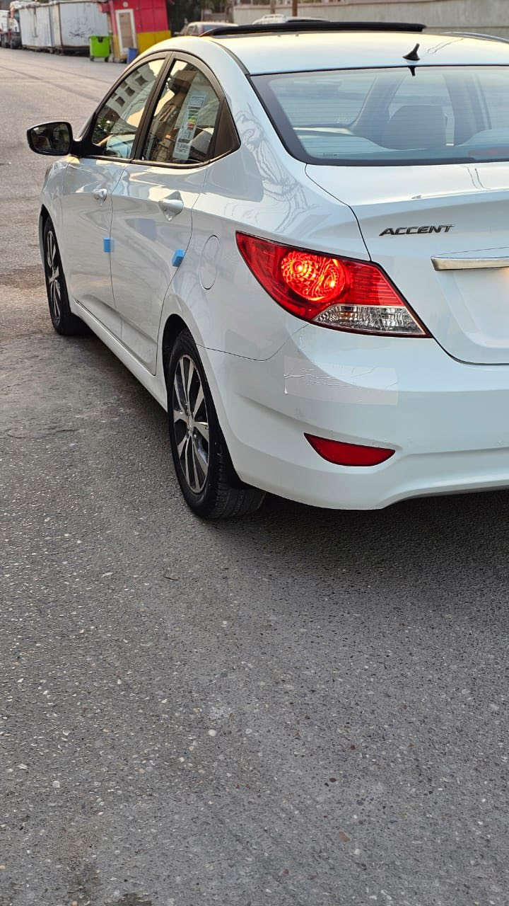 السلام عليكم 
هونداي اكسنت خليجي 
موديل 2015 تحويل ثاني يوم
محرك 1600ما مفتوح 
كفاله ضربه وصبغ وتبديل 
ماشيه 97 KM  
فول موصفات 
عنوان بصره 
السعر 116 وبيها مجال لشراي 
رقم الهاتف ***********
