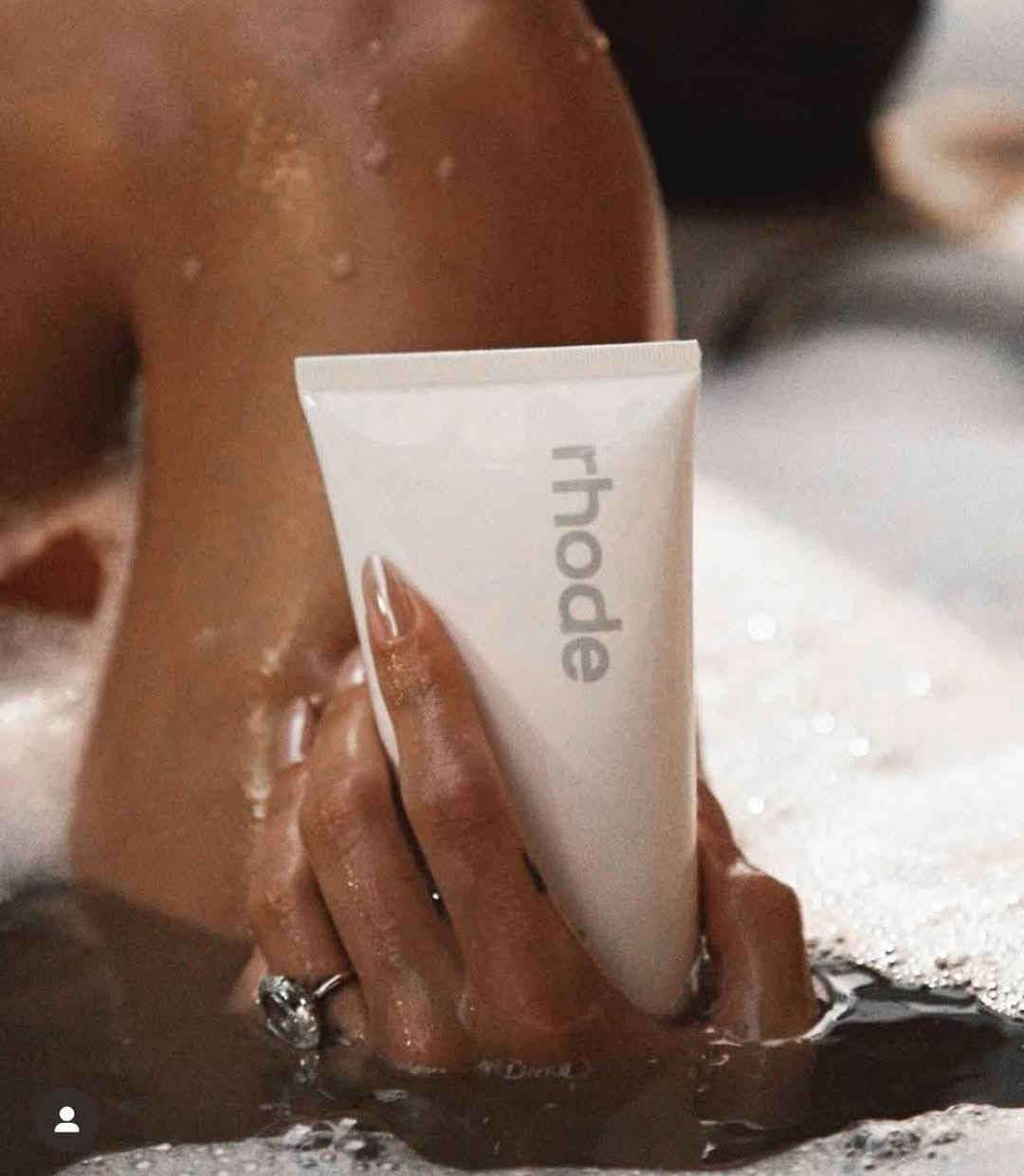 🌟 غسول Rhode – السر ورا البشرة النظيفة والمشرقة مثل المشاهير! ✨

بنات! إذا حلمچ بشرة تصير مثل الزجاج… ناعمة، صافية، ومنورة!
فـ لازم تجربين غسول Rhode اللي مسوي ضجة بكل مكان 🔥
من ماركة "هايلي بيبر" المشهورة، تركيبة فاخرة تنظف بعمق بدون ما تجفف، وتحافظ على توازن البشرة 👌

💧 يرطب وينظف بنفس الوقت
💎 يخلي البشرة ناعمة ومتوهجة
🌿 مكونات نظيفة وآمنة – بدون عطور ولا مواد قاسية
🧖‍♀️ مناسب لكل أنواع البشرة، حتى الحساسة!

السعر راسلونة دايرگت 
#اكسبلور#اكسبلور_2020#كومنت #لايك #ضيفو_بعض #اكسبلور_فولو #ضيفني #اكسبلور_explore #اكسبلور_ضيفونا #الامارات #الاكسبلور_فولو💕 #فولو #فولومي #فولو_مي #تفاعل #تفاعلوا😻👅 #متفاعلين #كومنت #لايك #ضيفو_بعض #دعم #عمان #الكويت #العراق #السعوديه  #دبي #صلاله 
#اضافات #صور  #تايم_سكوير #اضافات_الكويت_الخليج_السعوديه_الامارات_قطر_البحرين_عمان_الالتزام_بالفلو_باك
#متفاعلين


**إذا كنت صاحب هذا الإعلان وتريد حذفه لأي سبب، رجاءا أرسل رسالة إلى الدعم الفني**