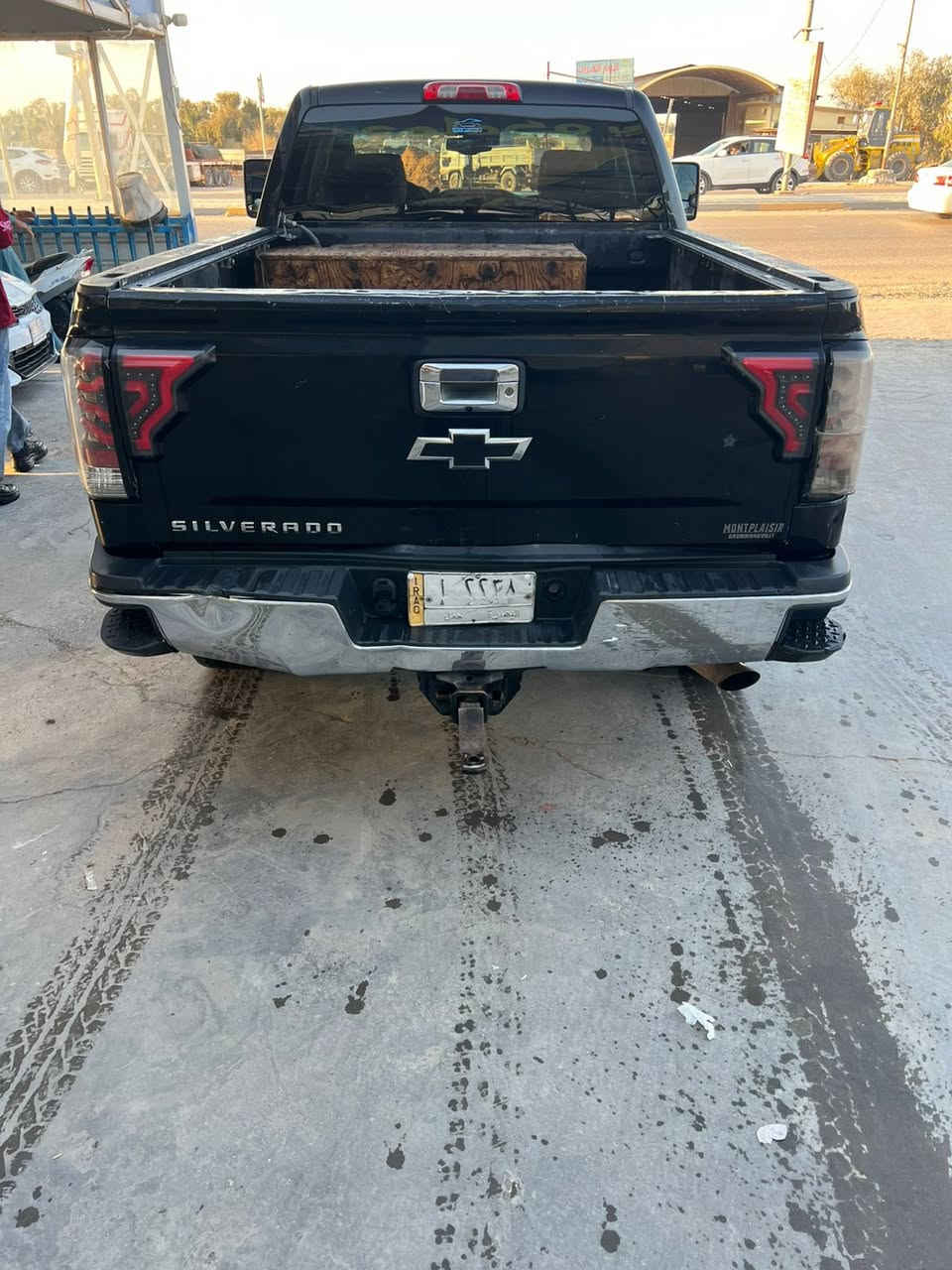 السلام عليكم شوفرليت سلفادور موديل 2017 
V8 مكينة 6200 
نظامين غاز وبانزين 
رقم بصرة شرط التحويل 
ماشية 300 كيلو 
حادثها بأمريكا بس باب السايق مصلح مامبدل بدون ايرباك بدون دواخل يعني لكطة ماتتفوت 
ومن جهه الصدر اكو باردات قليلات بالجاملغات الامامي والخلفي 
السيارة ماشاء الله كاملة وماناقصها اي شي شغل واطلع جاهزة من كلشي تبريد ثلج 
السعر 175 وبي مجال  
للاستفسار الاتصال على 
***********
