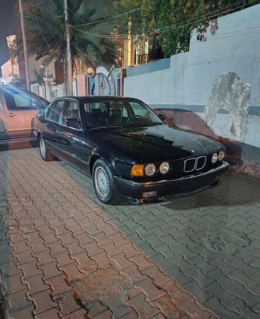 السلام عليكم 
سيارة بي أم 735 للبيع
موديل 1992 
محرك و كير جدد 
حدادية جيدة 
رقم جديد و سنوية لل2031 بأسمي
لون نفطي مميز 
غرفتهة جداً نضيفة
السيارة بيهة نقوصات بسيطة 
كهربائياتهة كلهة شغالة 
منضومة تبريد جديدة
سلايت 3 طكات 
السيارة فول موصفات 
مكاني ميسان ***********
