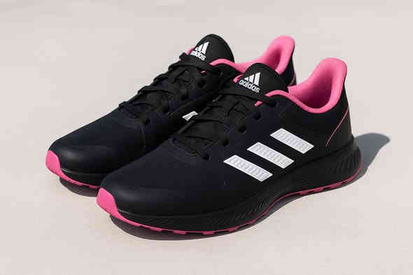 تريدين حذاء مريح بالمشي او بالوكفه حذاء باله اصلي اديداس نسائي مريح داخل قطن خارج جلاتين ومخمل وبلاستك 
قياس ٣٨ 
سعر ٣٥ والتوصيل مجاني 
***********
