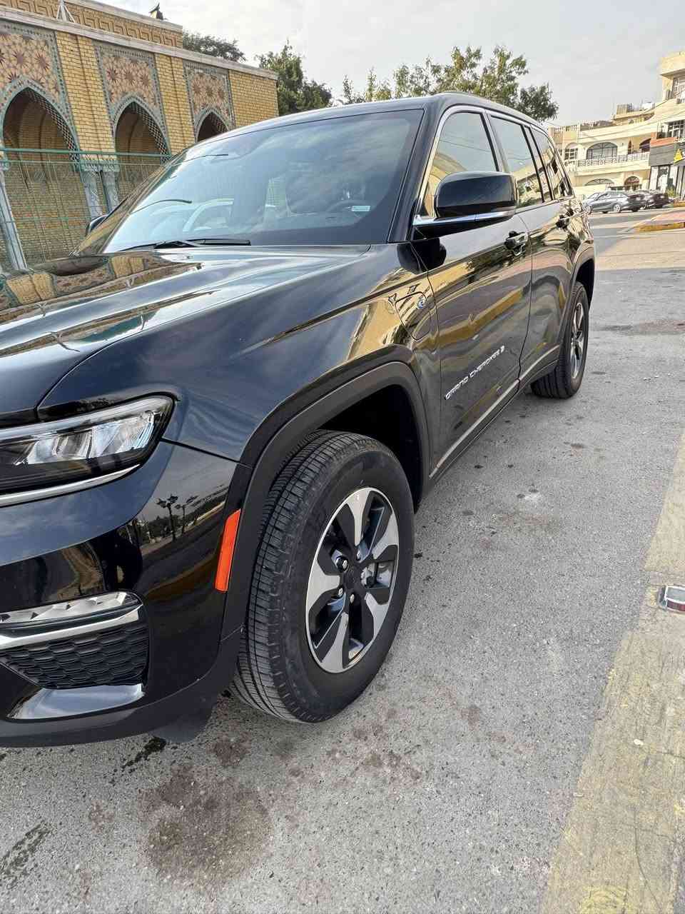 ‏  حادث بسيط جدا Jeep Grand cherokee 4xe
الموديل٢٠٢٤ 4x4 هايبرد
ماشية 39000 
الداخل لونين مطعم بصاج
إنارة داخلية LED 
5 راكب 
‎3 انضمة بنزين +هايبرد +كهرباء
#مواصفاتها
.  
.بصمه تشغيل عن بعد
.دمام خلفي
.كشنات جلد
.كشن السايق ميمري
.كشنات كهرباء
.صندوق كهرباء
.حساسات خلفيه 
. قطعتين تبريد 
.اشاير بالمري
.رادار امامي
.رادارات 360
خمسة وضعيات قياده
. بنوراما فتحتين
. كير ماوس
. نظام منحدرات
. هيترات بالكشنات 
.ويل كب كروم
.لايتات لد
.بكلايت لد
.كشافات
.بصمة ابواب
. نضام توقف ذاتي
فول مواصفات 1/1  بعد بيها مواصفات
صور الحادث على الخاص
السعر 325$ وبيها مجال
للاستفسار اكثر الاتصال على الرقم

***********
