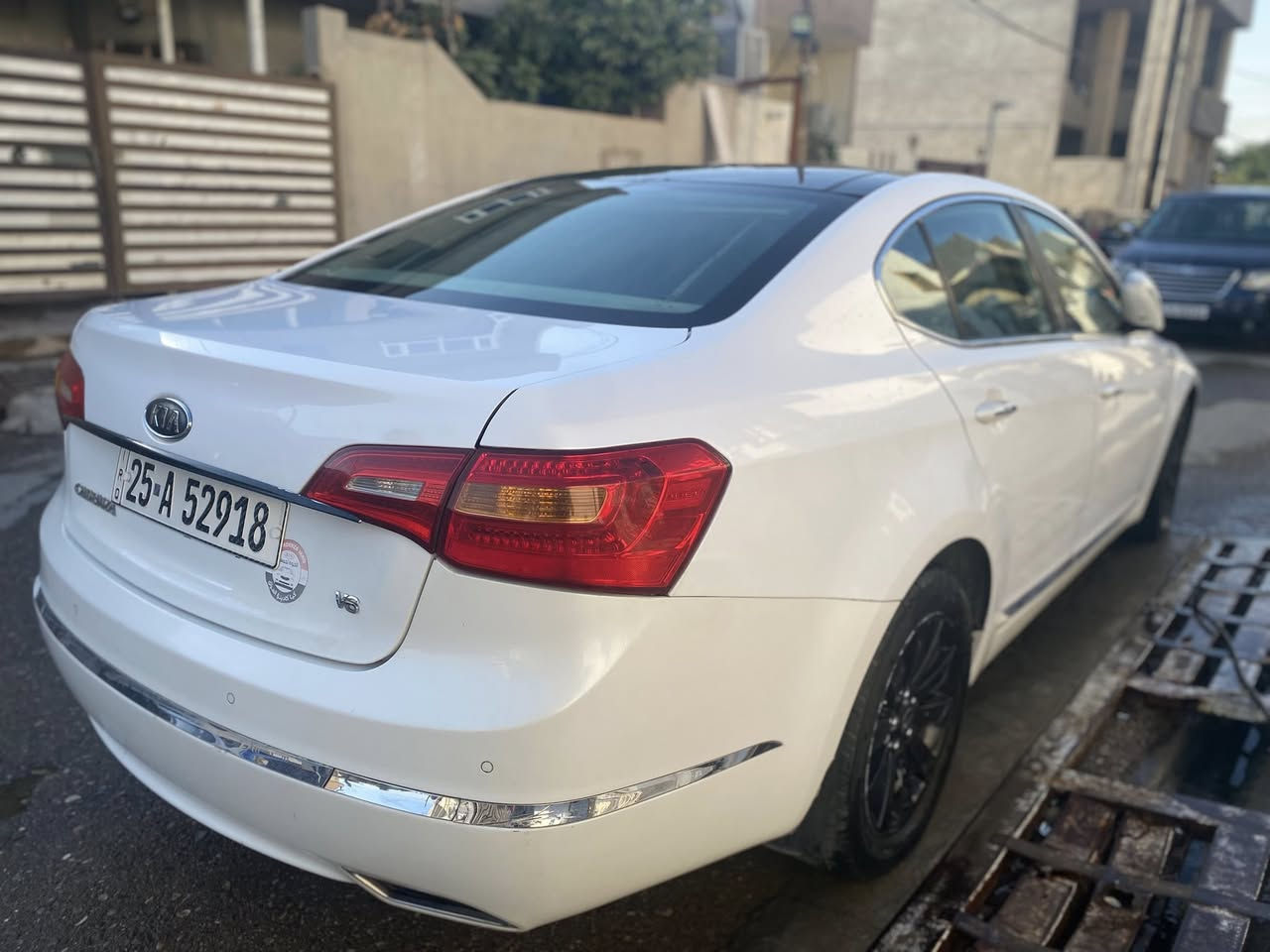 🚗 للبيع: كيا كادنزا 2011
📍 مكان السيارة: كركوك
📞 للتواصل: ***********
💰 السعر: 105 ورقة 
🛠️ المحرك: 6 سلندر – V6

⚠️ أضرار السيارة:
• نصف الجاملغ الأمامي والجاملغ الخلفي جهة السائق
• كفالة المحرك والكير

⚙️ المواصفات: فول مواصفات
• فتحة سقف بانورامية
• مقاعد كهربائية
• حساسات أمامية وخلفية
• بردات جانبية 

📌 تفاصيل إضافية:
• رقم السيارة كركوك الدولي الجديد
• باسم المالك تحويل مباشر
• لون السيارة أبيض
• تحتوي بطاقة بانزين
