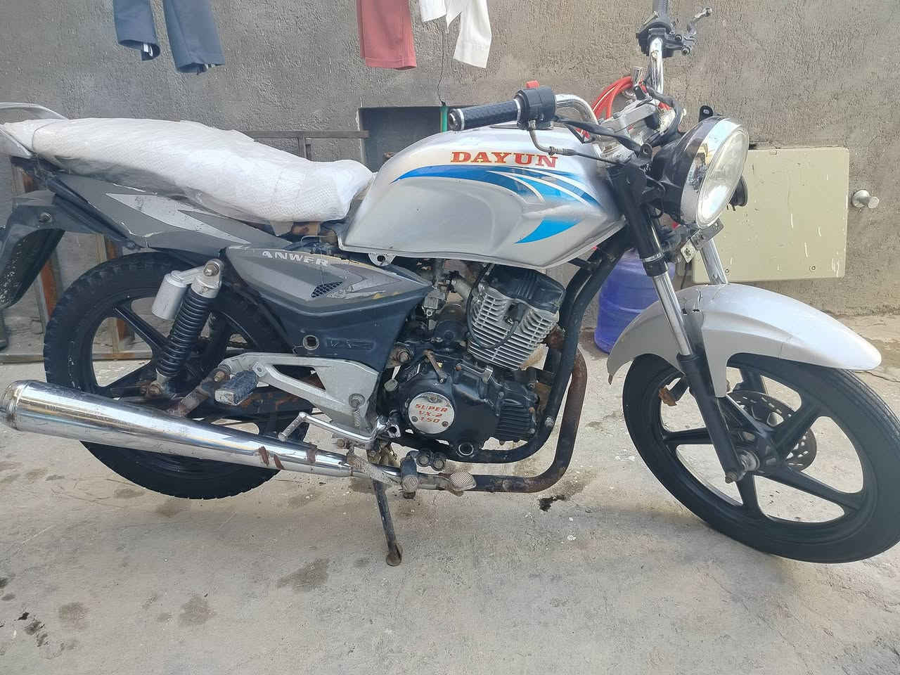 السلام عليكم اخوان دراجه سوبر موديل 2010 دراجه رقم وسنويه بسم خالي بس ابيع كلك كلك  كلك مكينه ناعمه نكره وياله وتايرات جدد عوزها شويه ترتيبات سعر 250وبيها مجال قليل شراي يتصل *********** مكاني كربلاء الاسكان العسكري
