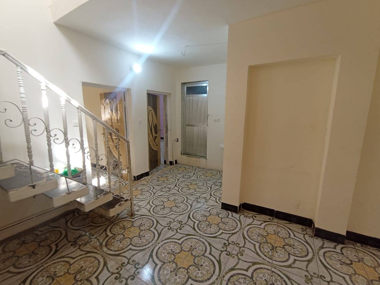 شقه للايجار طابق ثاني تحتوي على غرفتين وصاله ومطبخ وصحيات وسطح شارع 60قبل شارع حي العسكري ***********
