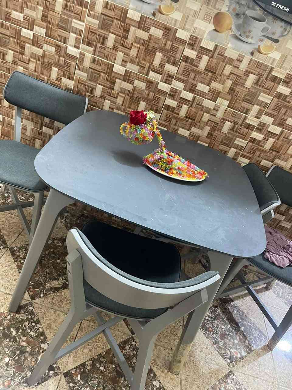 ميز و4كراسي كلش نضيف ماخذته 400عارضته 200بي مجال بسيط.  ***********
