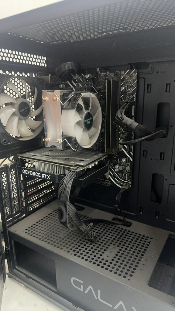 كيس كيمنك للبيع

Intel Core i5-13400F
ASUS PRIME H610M-K D4
16GB RAM (2×8) DDR4 3200MHz
GALAX RTX 4060 8GB OC
PNY 1TB M.2 NVMe
FSP Hyper K 700W 80+
GALAX Black ATX Case with 4 RGB Fans
Windows 11 Pro
استعمال جداً قليل
السعر 850


**إذا كنت صاحب هذا الإعلان وتريد حذفه لأي سبب، رجاءا أرسل رسالة إلى الدعم الفني**