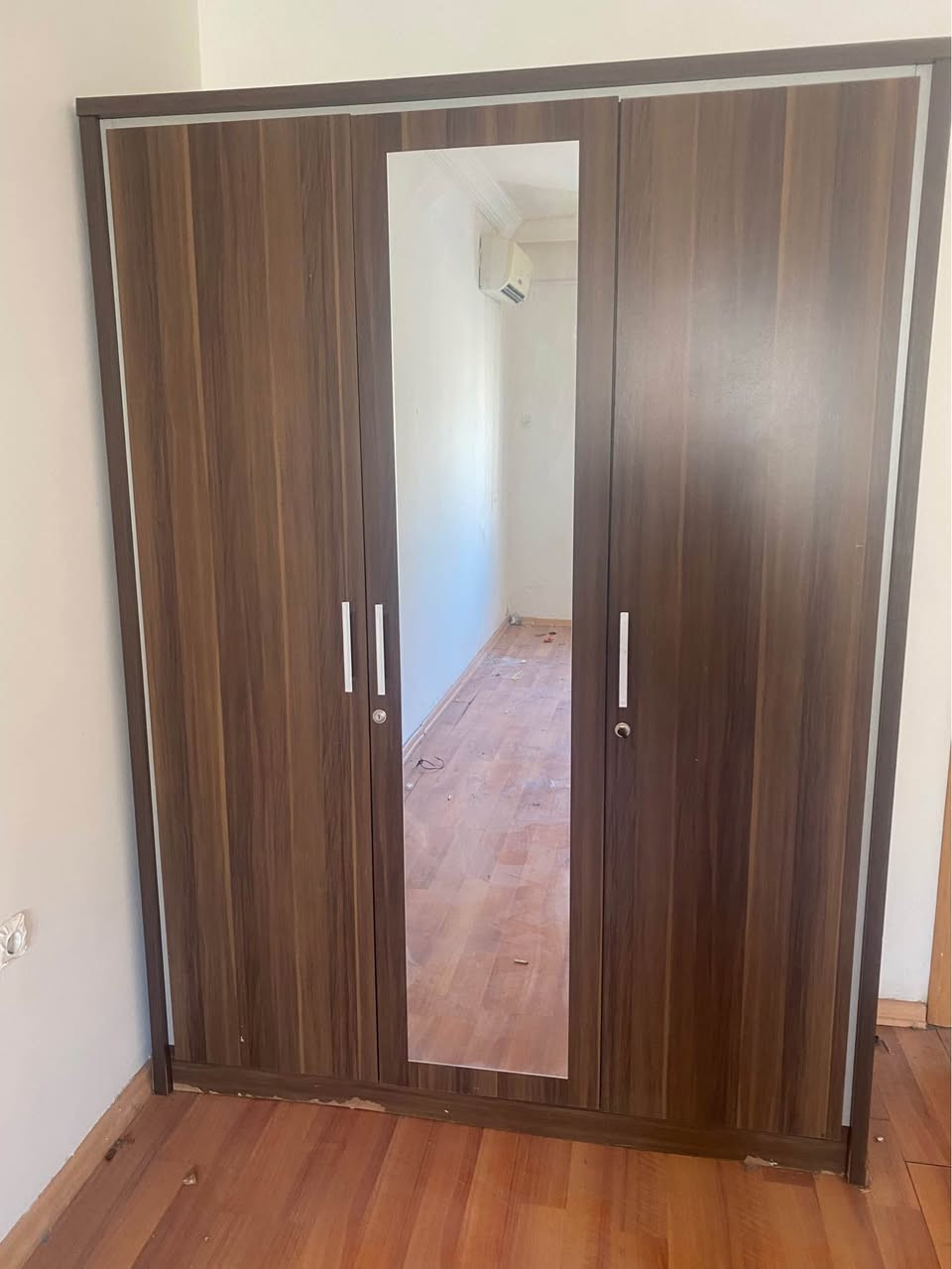 غرفة شبابية قنصور ميزتواليت تختين سعرها فقط ٢٥٠ ألاف عنوان دهوك بروشك ت*********** دهوك, العراق
