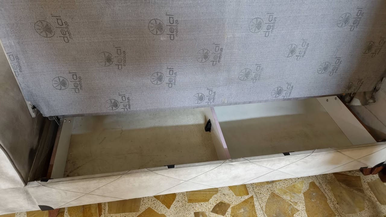 ديوان للبيع كلش نضيف ماركه يصير سرير ومخزن الشراي يتصل على هذا الرقم‏‪***********‬‏ بي واتس
