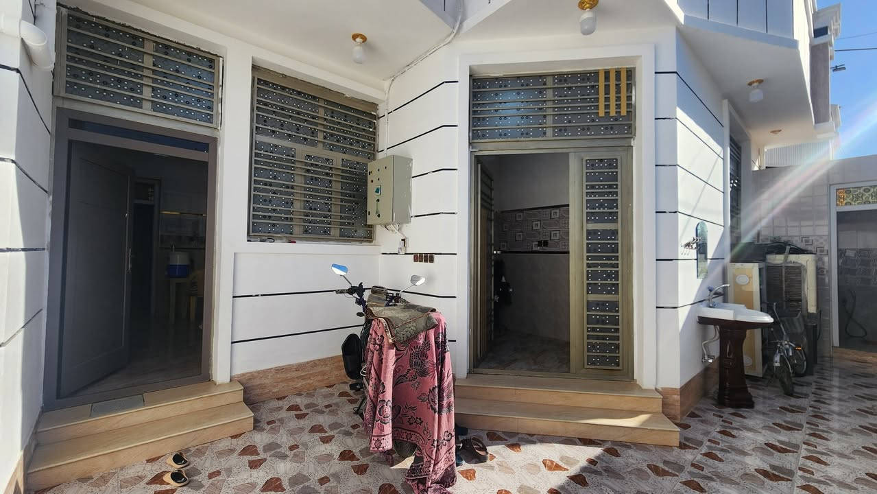 بيت للبيع طابق واحد 👇 جديد 👇
بناء حجر -  ارضية بورسلين - واجهية تقطيع
✅ مساحة 200 م
✅ شارع 10 م
✅ ستة كيلو قرب جامع المعز
✅ طابو صرف

غرفتين نوم واستقبال وصالة ومطبخ حار وبارد وصحيات وصحيـات داخلية وخارجية

للأستفسار أكثر
*********** متوفر واتس
مكتب التميز للعقار في قادسية الثانية قرب الحوراء

فيديو 👇 

https://vt.tiktok.com/ZSQsDKKj9/
