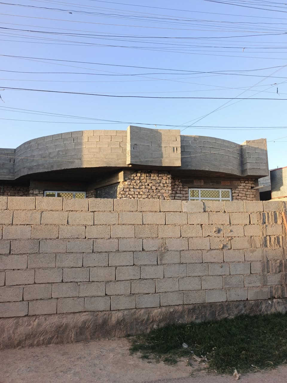 بسم الله الرحمن الرحيم 

دار للبيع في الرمادي الطاش الاولى قرب جامع صاحب البراق الدار طابو صرف تحويل مباشر مساحه الدار الكليه 333 متر الوجه 17 ونزال 20 مكون الدار من غرف نوم عدد 2 وصاله ومطبخ وحمامات داخليه وهول وديوان ومجموعه صحيات خارجيه وكراج وحديقه السعر 115 وقابل للتفاوض للاستفسار اكثر الاتصال ***********
