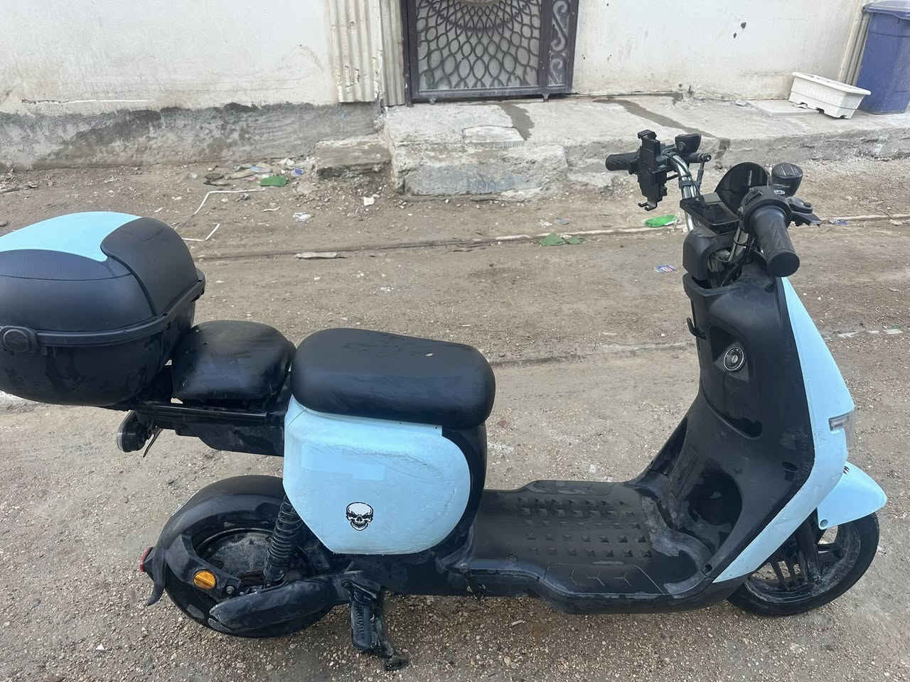 سلام عليكم دراجه شحن الريان البوليس الحجم الوسط الدراجه كامله مكمله وبيه شحن لاسلكي الدراجه جديده وتكمله التفاصيل خاص السعر 300 وبيه مجال حك الجيه العنوان الشالجيه قرب نادي الزوراء الرقم ***********
