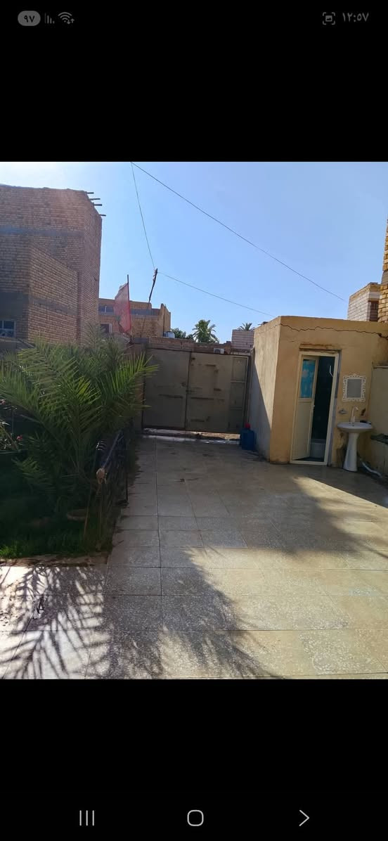 #دار #زراعي لللبيع مساحة 222 متر بالثوره قرب مدرسة مكة المكرمة قريب ع السوك عرض الشارع 10 متر 
طابوك كونكريت غرفه وحمامات داخليه وخارجيه ومطبخ وصاله السطح شتايكر وحديقه وكراج 
***********
السعر 135 مليون وبيه مجال

