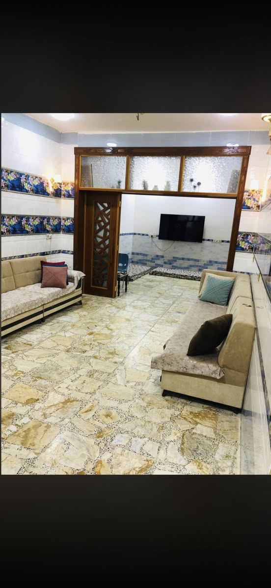 سلام عليكم بيت مساحه 200m ركن نزال على شارع على جهتين طابو زراعي سند 25 للبيع بناء حديث2021 جديد لبيت ونضيف مناقصه كلشي
يحتوي على غرفتين منام وصاله واستقبال ومطبخ وكراج وصاله بطابق ثاني على عرض البيت  وسطحين يصلح بيهم 4 غرف منام 
وصحيات اثنين خارجي وداخلي العنوان الحولي مقابل نزلت الضباط بشارع دلال سما لاخلاص قريب على شارع لعام متوفره خدمات 
للبيع او لايجار

***********
