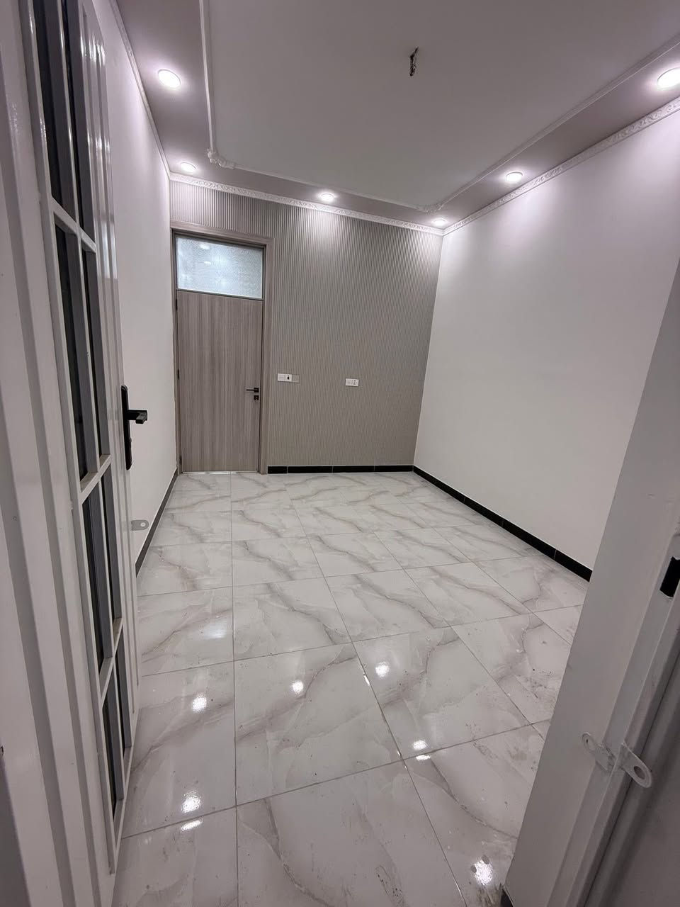 سلام عليكم مشتمل للبيع مساحة 50 متر بناء حديث درجة اولى طابو صرف يحتوي على طرمة وصالة ومطبخ وغرفة نوم جوه ومنور وخدمات والطابق الثاني يحتوي على غرفتين نوم ومطبخ صغير وخدمات وبيتونه وسطحين ابواب تركية شبابيك الألمنيوم شارع عريض 15  متر العنوان بغداد منطقة القاهرة خلف تانكي الماء للاستفسار *********** حسين محمد للعقار
