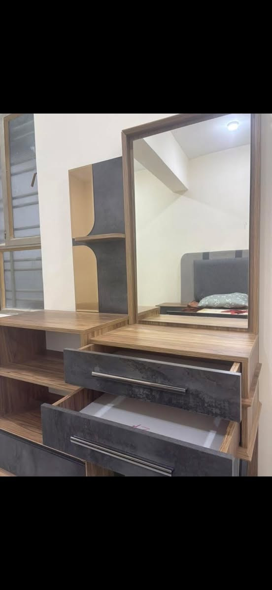 ميزتواليت+كومدي عدد٢ نظيف للبيع السعر١٦٠وبي مجال العنوان الكراده رقم***********

